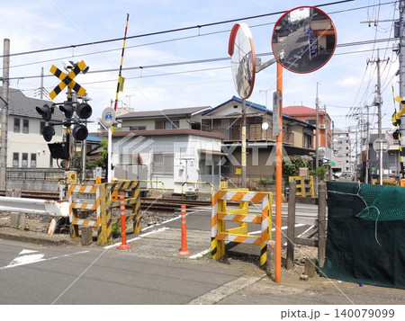 街中の小さな踏切 街中の小さな踏切 140079099