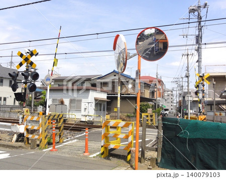 街中の小さな踏切 140079103