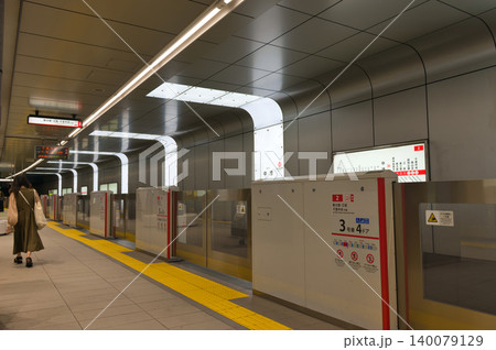 【大阪府】6月・御堂筋線　中津駅ホーム 140079129