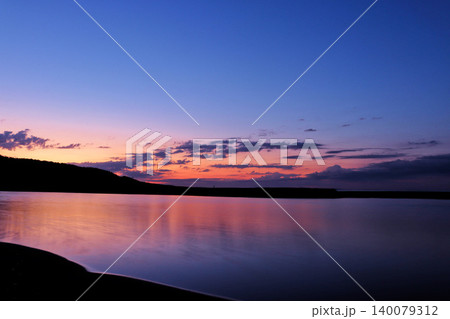 朝焼けのラグーン 〜湖畔から臨む花水川河口の潟湖と夜明けの空〜 朝焼けのラグーン 〜湖畔から臨む花水川河口の潟湖と夜明けの空〜 140079312