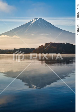 秋の河口湖と富士山 140079320