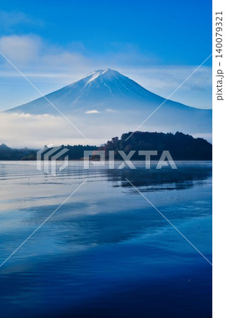 秋の河口湖と富士山 140079321