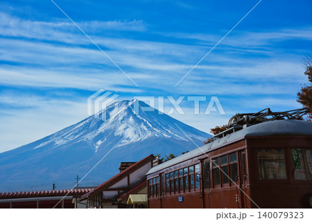 秋の河口湖と富士山 秋の河口湖と富士山 140079323