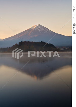 秋の河口湖と富士山 140079350