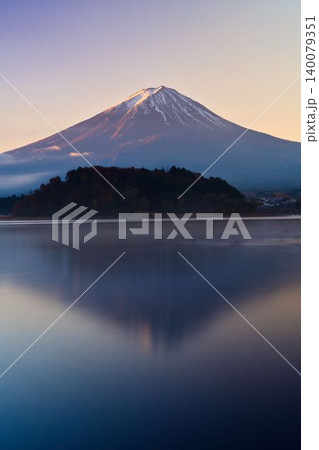 秋の河口湖と富士山 秋の河口湖と富士山 140079351