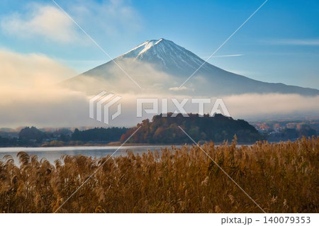 秋の河口湖と富士山 秋の河口湖と富士山 140079353