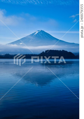 秋の河口湖と富士山 140079355