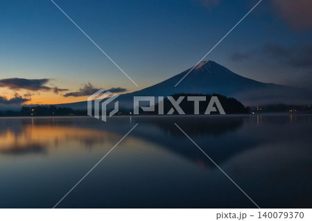 早暁の河口湖と富士山 早暁の河口湖と富士山 140079370