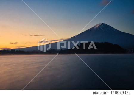 早暁の河口湖と富士山 140079373