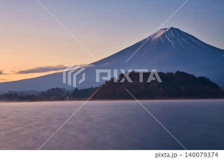 早暁の河口湖と富士山 140079374