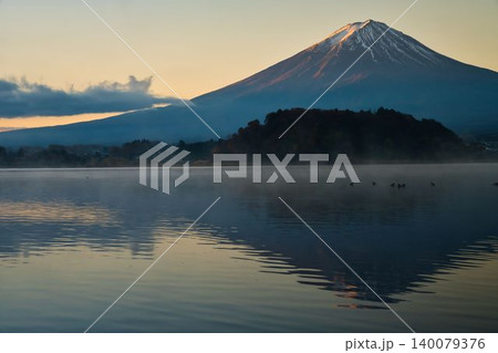 早暁の河口湖と富士山 早暁の河口湖と富士山 140079376