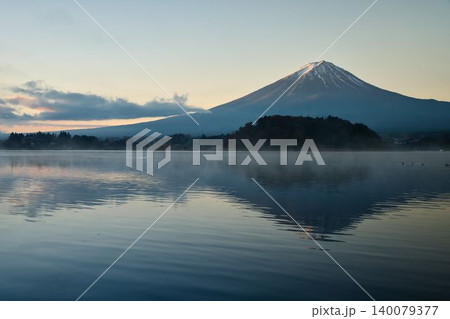早暁の河口湖と富士山 140079377