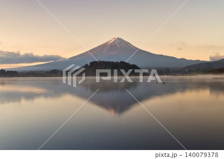 早暁の河口湖と富士山 早暁の河口湖と富士山 140079378