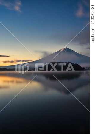 早暁の河口湖と富士山 140079381