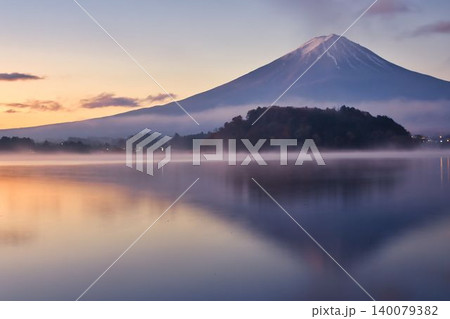 早暁の河口湖と富士山 早暁の河口湖と富士山 140079382