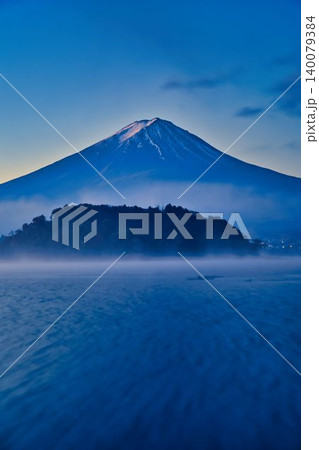 早暁の河口湖と富士山 140079384