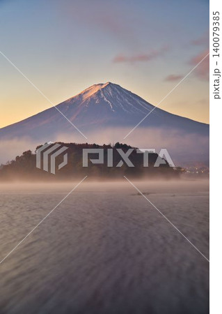 早暁の河口湖と富士山 早暁の河口湖と富士山 140079385