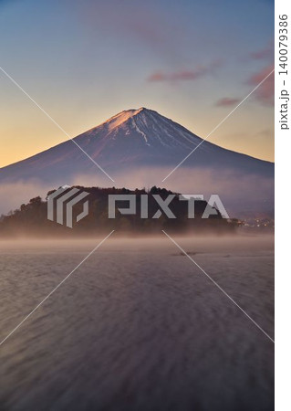 早暁の河口湖と富士山 早暁の河口湖と富士山 140079386