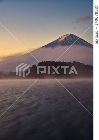 早暁の河口湖と富士山 140079387