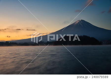 早暁の河口湖と富士山 早暁の河口湖と富士山 140079389