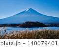 秋の河口湖と富士山 140079401