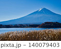 秋の河口湖と富士山 140079403