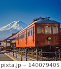 秋の河口湖駅と富士山 140079405