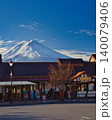 秋の河口湖駅と富士山 140079406