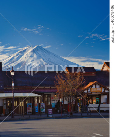 秋の河口湖駅と富士山 秋の河口湖駅と富士山 140079406