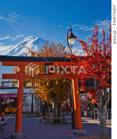 秋の河口湖駅と富士山 140079407