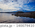秋の河口湖と富士山 140079410