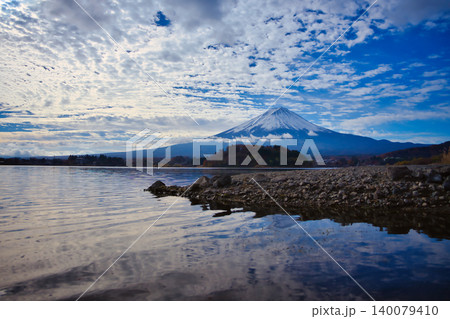 秋の河口湖と富士山 140079410