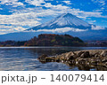 秋の河口湖と富士山 140079414
