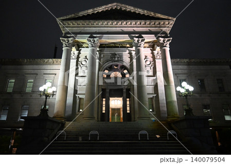 神殿のような大阪府立中之島図書館 夜景 神殿のような大阪府立中之島図書館 夜景 140079504