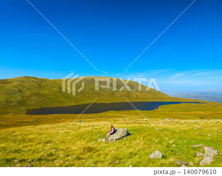 ベン・ネヴィス登山道で湖を望み休憩するハイカー (イギリス、スコットランド) ベン・ネヴィス登山道で湖を望み休憩するハイカー (イギリス、スコットランド) 140079610