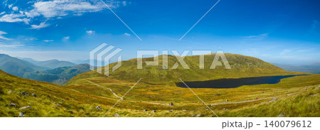 ベンネビス中腹の湖と登山道のパノラマ風景 (イギリス、スコットランド) ベンネビス中腹の湖と登山道のパノラマ風景 (イギリス、スコットランド) 140079612