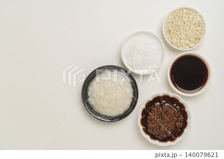 塩麹と醤油麹と材料(塩・しょう油・米麹) 塩麹と醤油麹と材料(塩・しょう油・米麹) 140079621