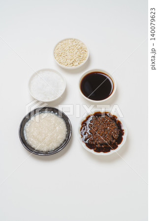 塩麹と醤油麹と材料(塩・しょう油・米麹) 塩麹と醤油麹と材料(塩・しょう油・米麹) 140079623