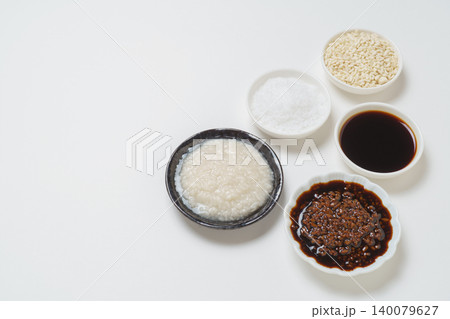 塩麹と醤油麹と材料(塩・しょう油・米麹) 塩麹と醤油麹と材料(塩・しょう油・米麹) 140079627