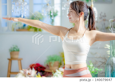 ヨガ 女性 ヨガ 女性 140079647
