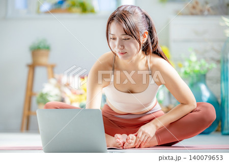 オンラインでヨガをする若い女性 オンラインでヨガをする若い女性 140079653