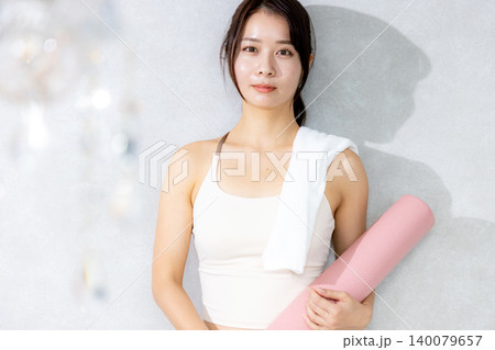 トレーニングする女性 140079657