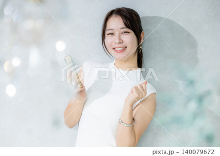 スマホを使う女性 140079672