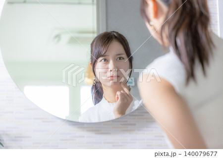 鏡を見る女性 鏡を見る女性 140079677