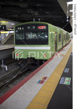新大阪駅に停車しているおおさか東線の電車 140079801