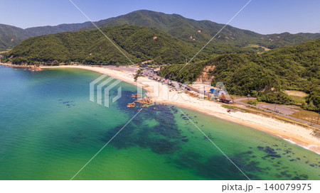 福井県美浜町・エメラルドグリーンに輝くダイヤモンドロングビーチの空撮 140079975