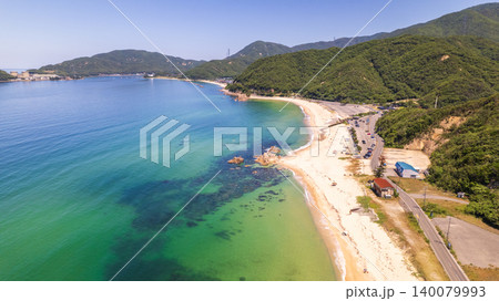どこまでも続く美浜町の美しい海岸線と若狭湾のパノラマ空撮 140079993