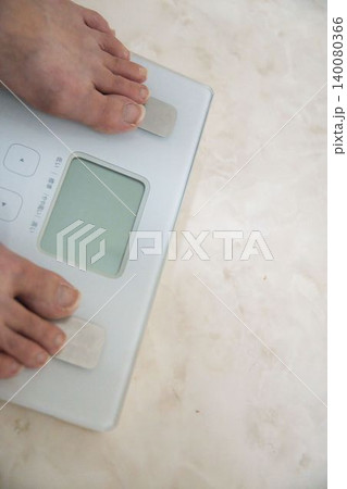 体重計に乗る裸足 140080366