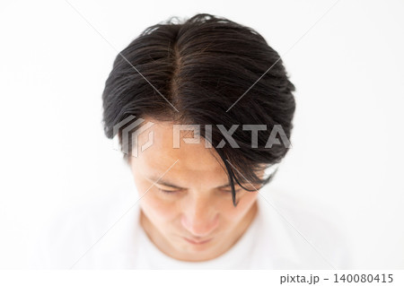 ミドル男性のヘアケアイメージ 140080415