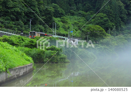 霧の中を走る只見線 早戸駅 霧の中を走る只見線 早戸駅 140080525